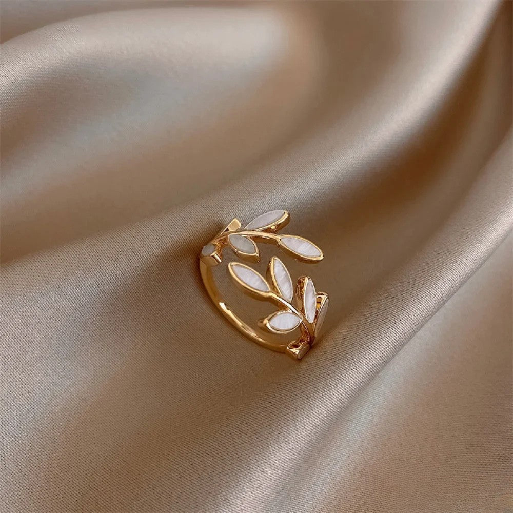 Issabeau™ Adjustable Foliage Ring