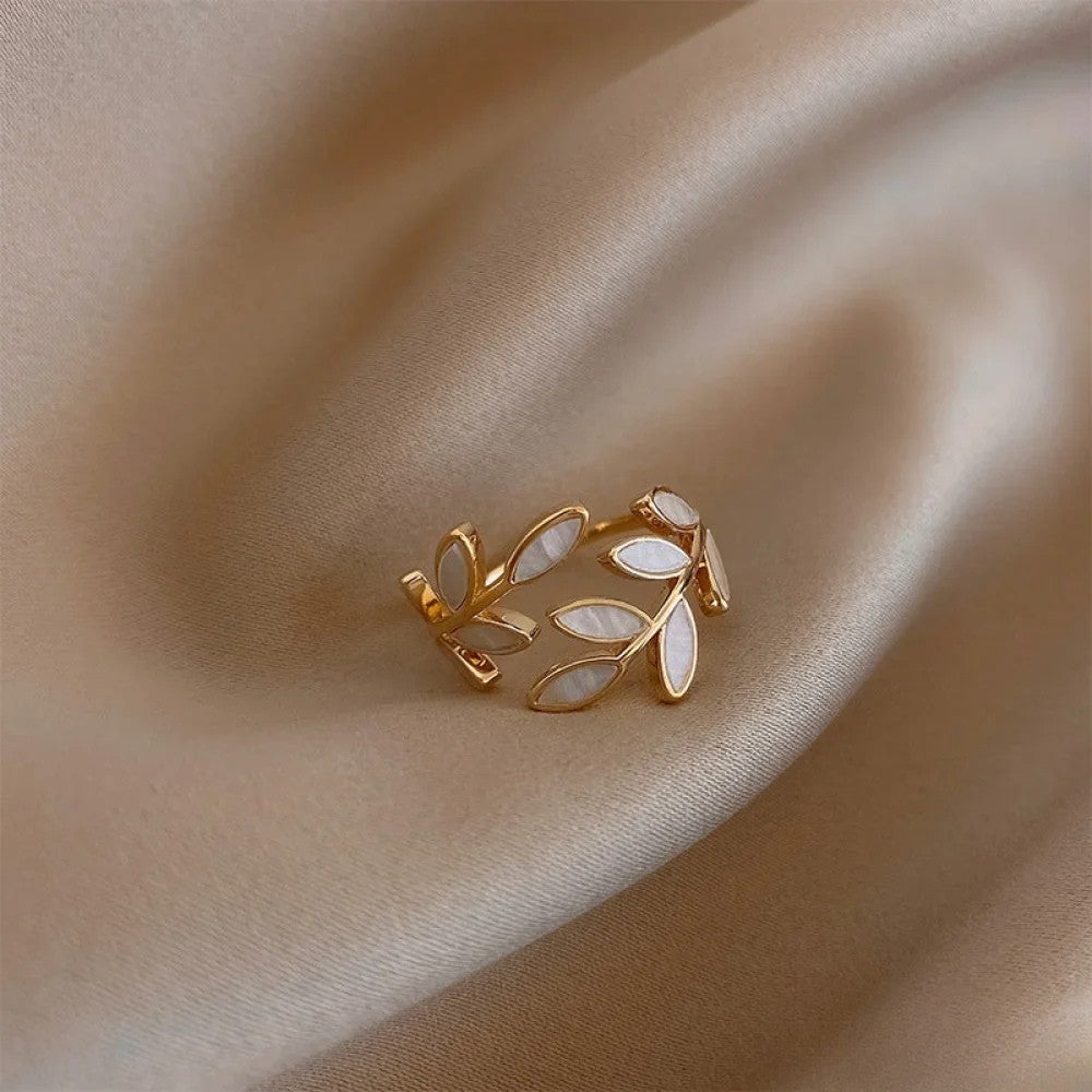 Issabeau™ Adjustable Foliage Ring